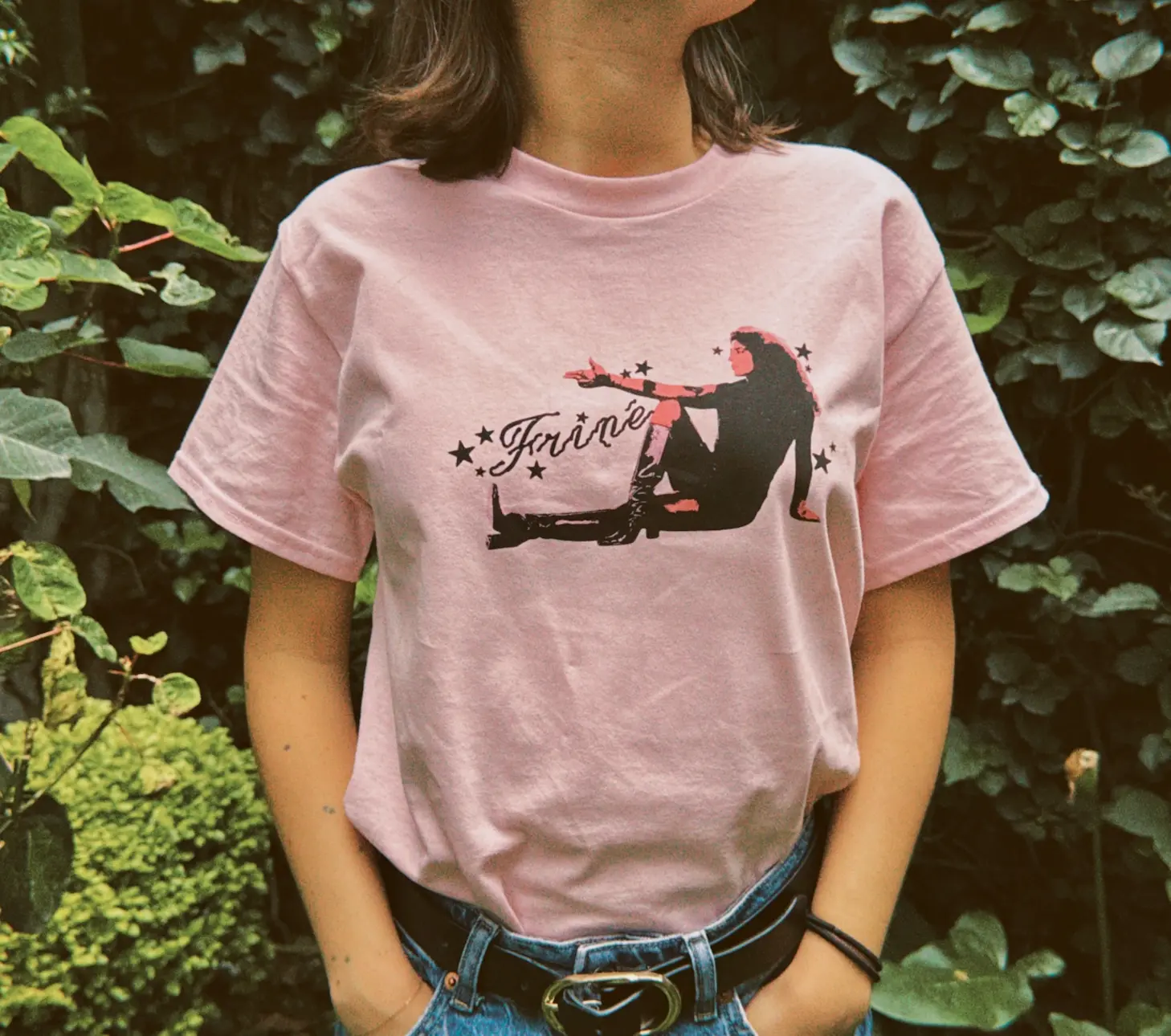 Playera rosa Friné Arcana en modelo
